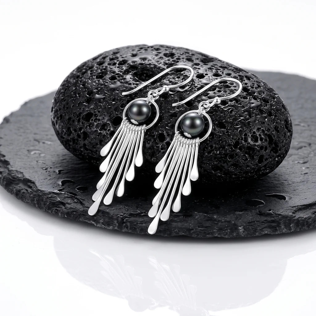 MARIA NOIRE – Exklusive Chandelier Ohrhänger mit schwarzen Süßwasserperlen aus 925 Sterling Silber präsentiert auf schwarzem Lavastein von René Rose Jewelry