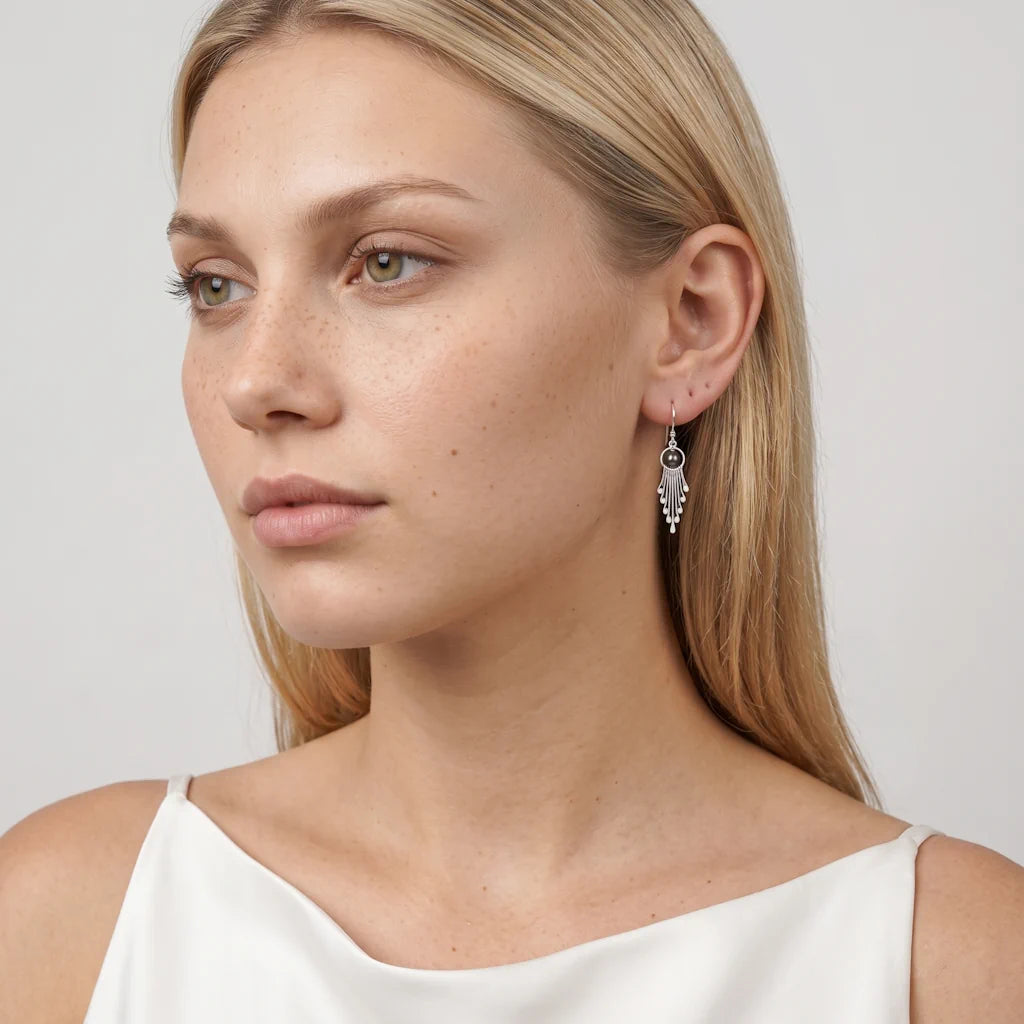 MARIA NOIRE – Lange silberne Statement Ohrringe im weit ausladenden Fächer Design mit dunkler Perle getragen am Ohr von René Rose Jewelry