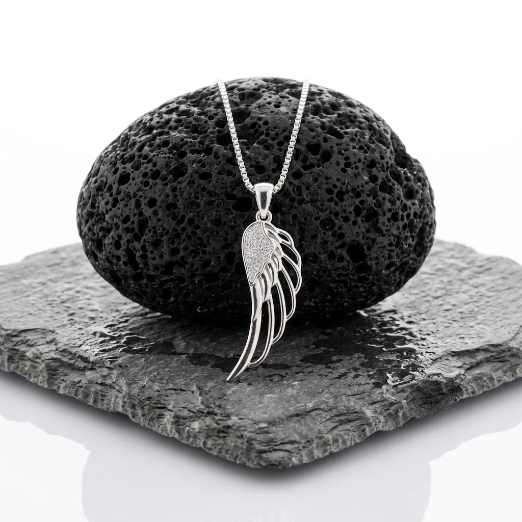 ANGELWING PAVÉ – Filigrane Engelsflügel Kette mit funkelnden Kristallen aus 925 Sterling Silber präsentiert auf schwarzem Lavastein von René Rose Jewelry