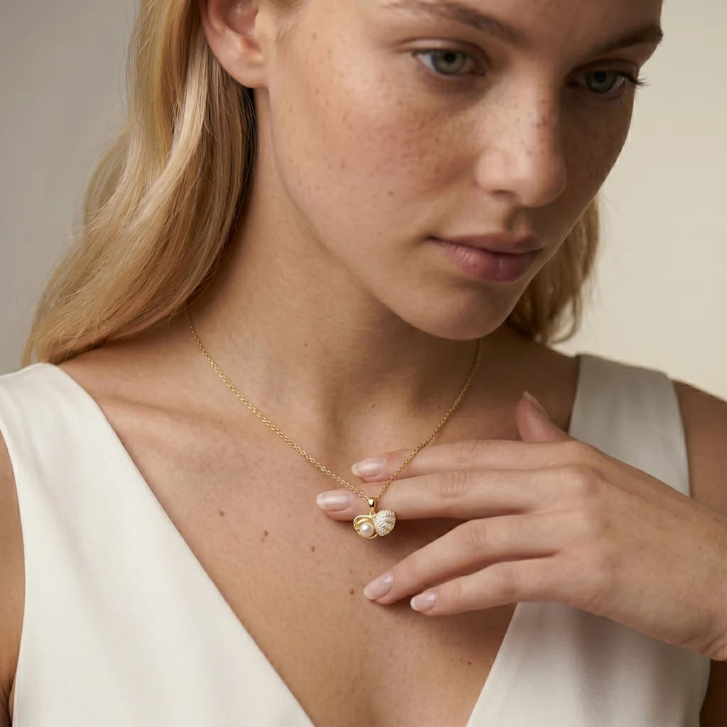 BROOKE SECRET REEF – Goldene Amulett offen im maritimen Design mit Kristallsteinen getragen am Dekolleté von René Rose Jewelry