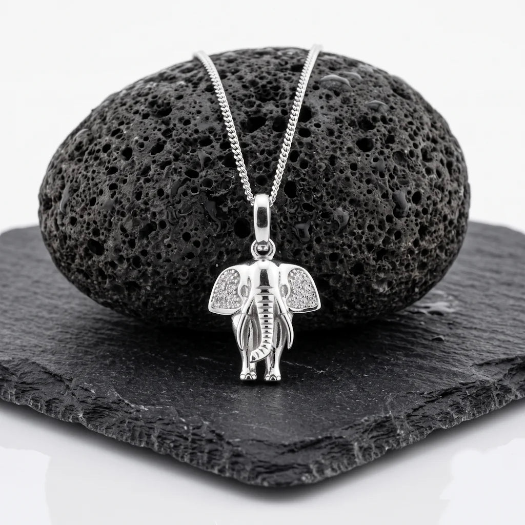 ELLY ELEPHANT – Filigrane Elefanten Kette mit funkelnden Zirkonia aus 925 Sterling Silber präsentiert auf schwarzem Lavastein von René Rose Jewelry