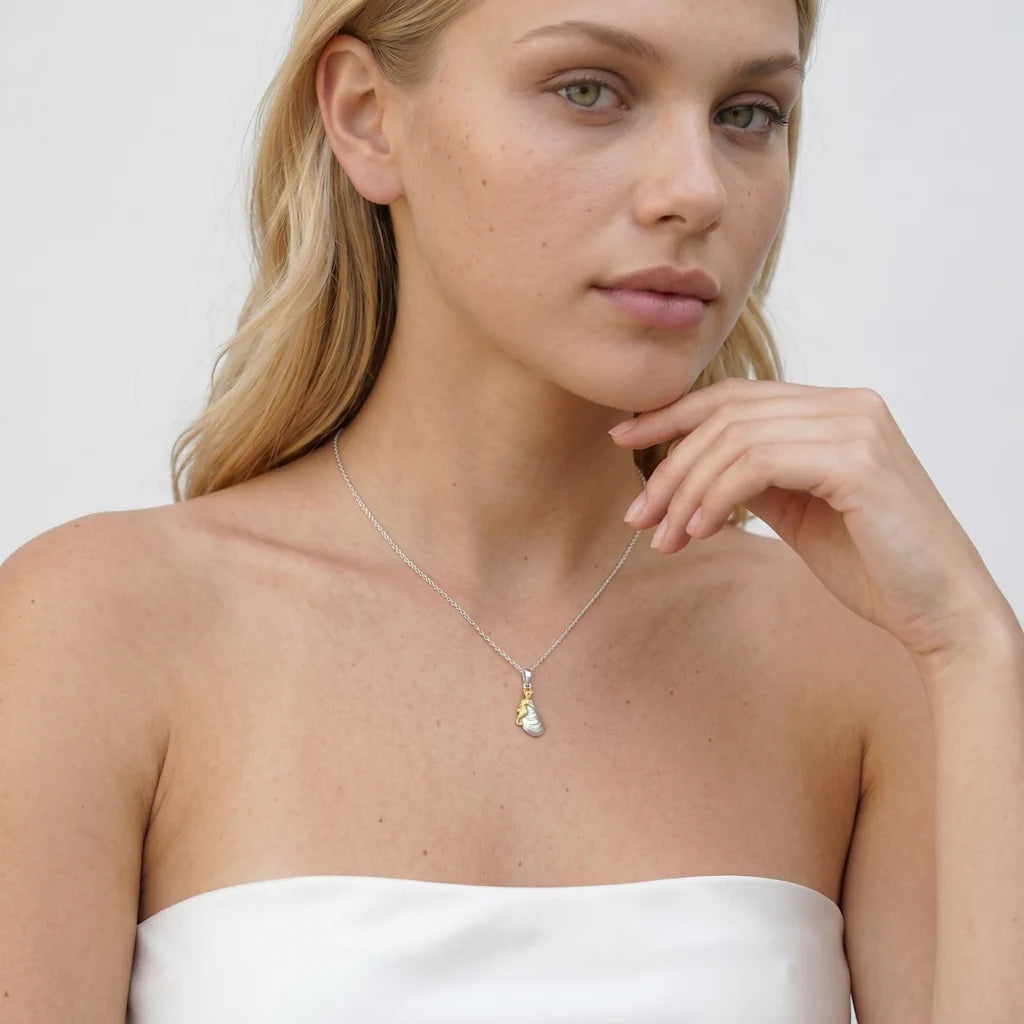 IPPOCAMPO LUXE – Großes silbernes Statement Collier mit Meeres Motiv getragen am Dekolleté von René Rose Jewelry
