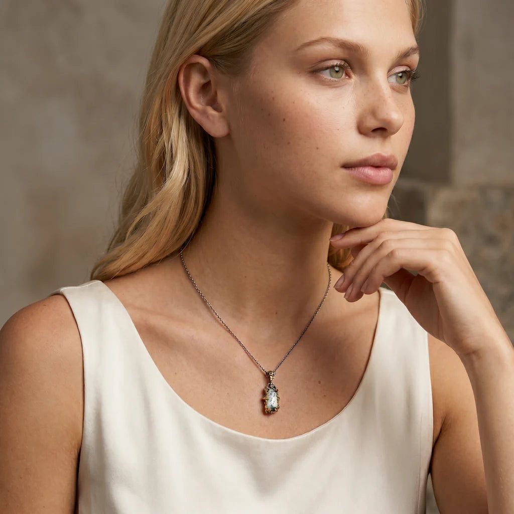 MERLINITH ARBOR – Großes skulpturales Amulett mit echtem Opal und Vergoldung getragen am Dekolleté von René Rose Jewelry