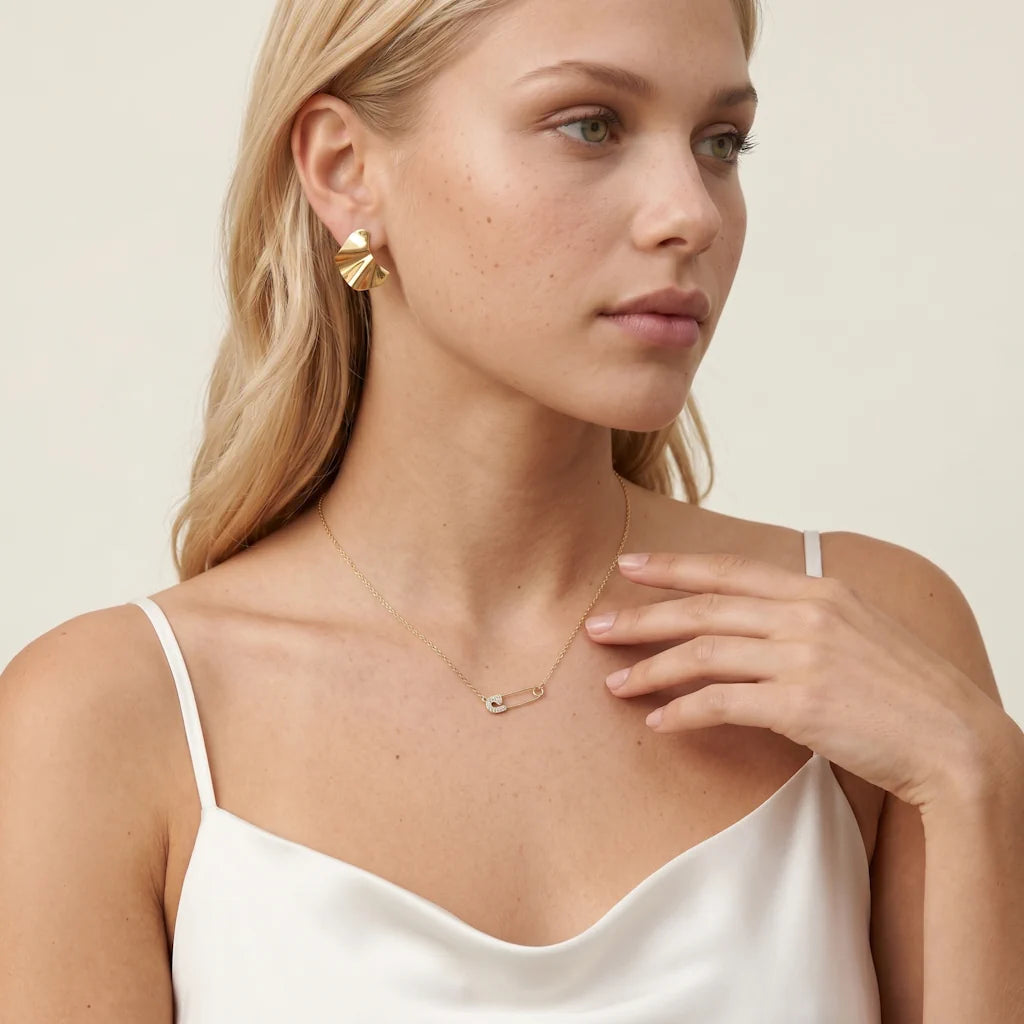 SEGURA PAVÉ – Elegantes goldenes Collier im Industrial Design getragen am Dekolleté von René Rose Jewelry