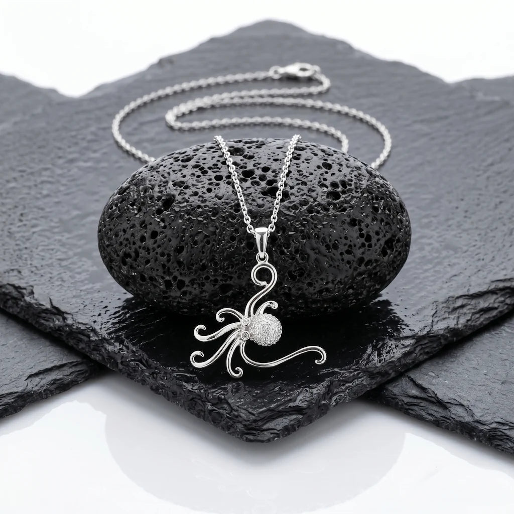 WATERSPIRIT KRAKEN – Exklusive Kraken Kette mit funkelnden Kristallen aus 925 Sterling Silber präsentiert auf schwarzem Lavastein von René Rose Jewelry