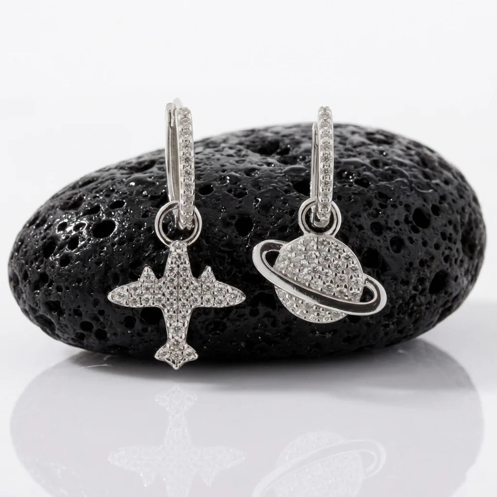 COSMO & AERO – Asymmetrische Sternen Creolen aus 925 Sterling Silber präsentiert auf dunkler Schieferplatte von René Rose Jewelry