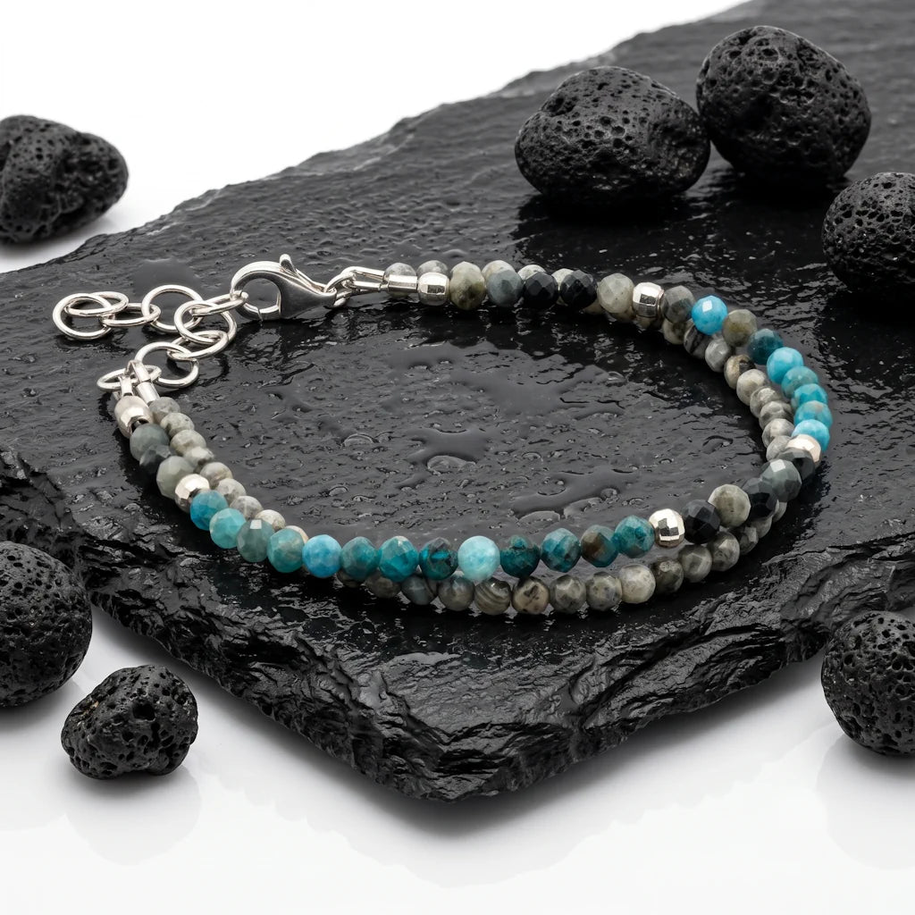 NARCISSA MYSTIC – Zweireihiges Edelstein Armband mit blauem Apatit aus 925 Sterling Silber präsentiert auf dunkler Schieferplatte von René Rose Jewelry