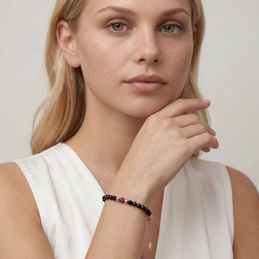 TORY ONYX – Elegantes Roségold Station Armband mit schwarzem Naturstein und rotem Edelstein getragen am Handgelenk von René Rose Jewelry