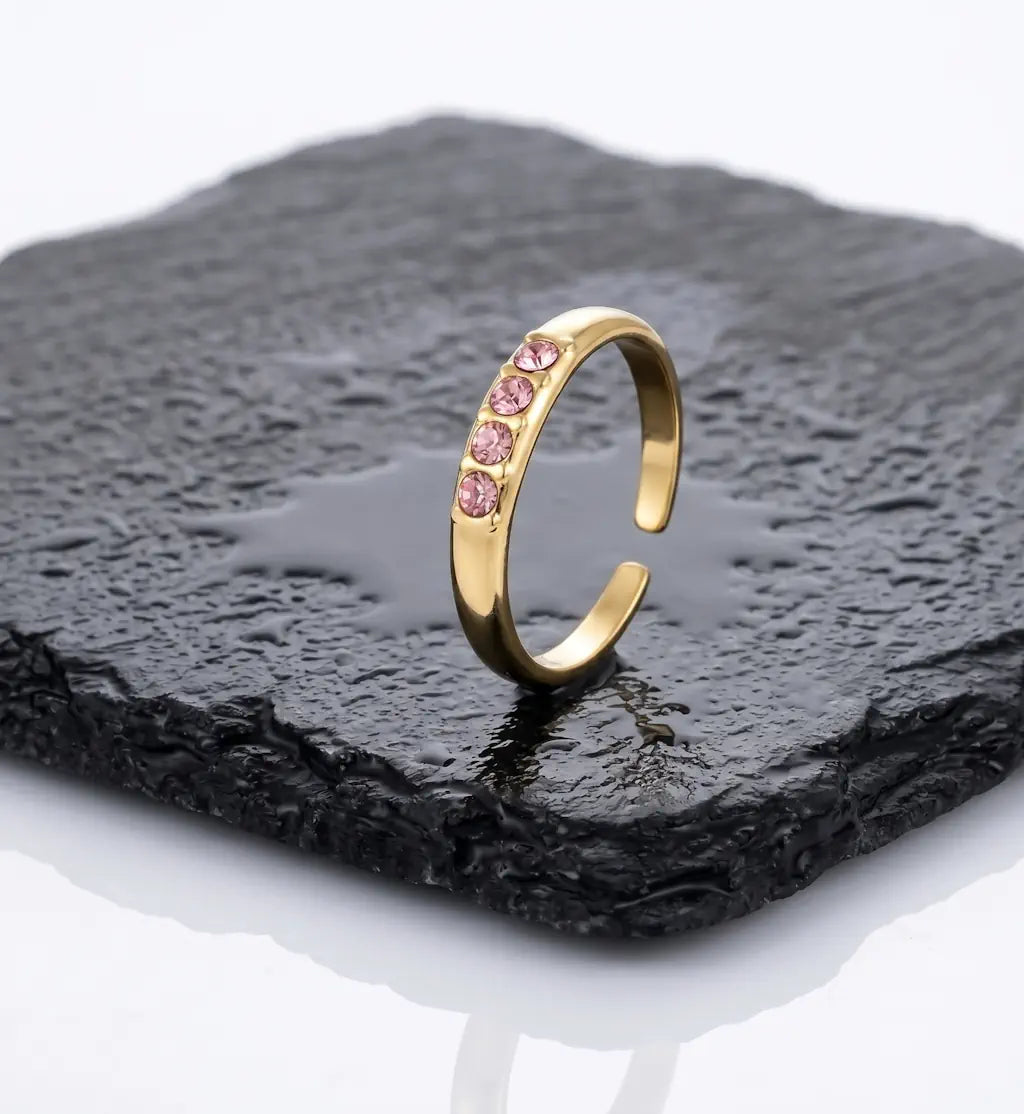 Ariana – Eleganter Ring mit Kristallsteinen aus wasserfestem 316L Edelstahl präsentiert auf dunkler Schieferplatte von René Rose Jewelry