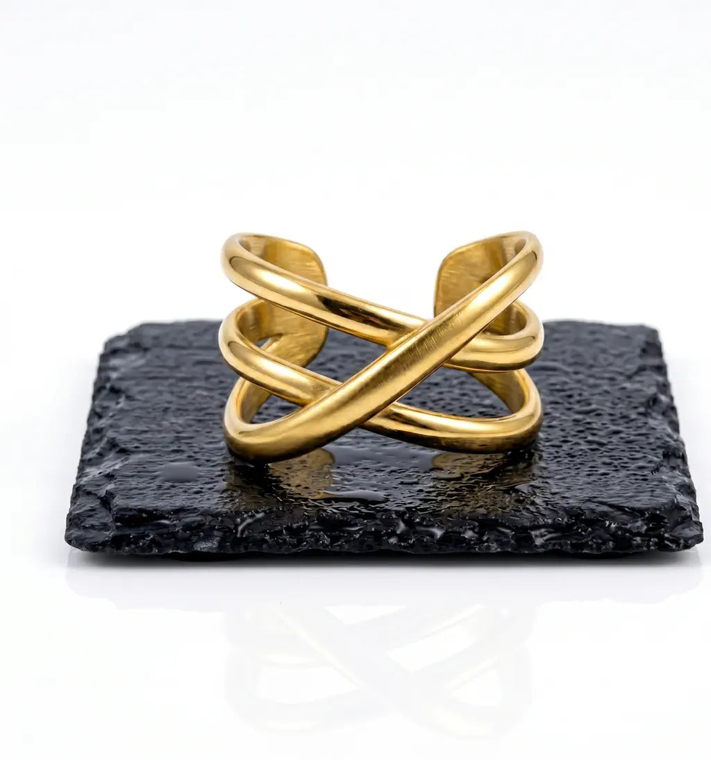 INTRECCIO CROCIATO – Breiter Criss Cross Statement Ring aus wasserfestem 316L Edelstahl präsentiert auf dunkler Schieferplatte von René Rose Jewelry