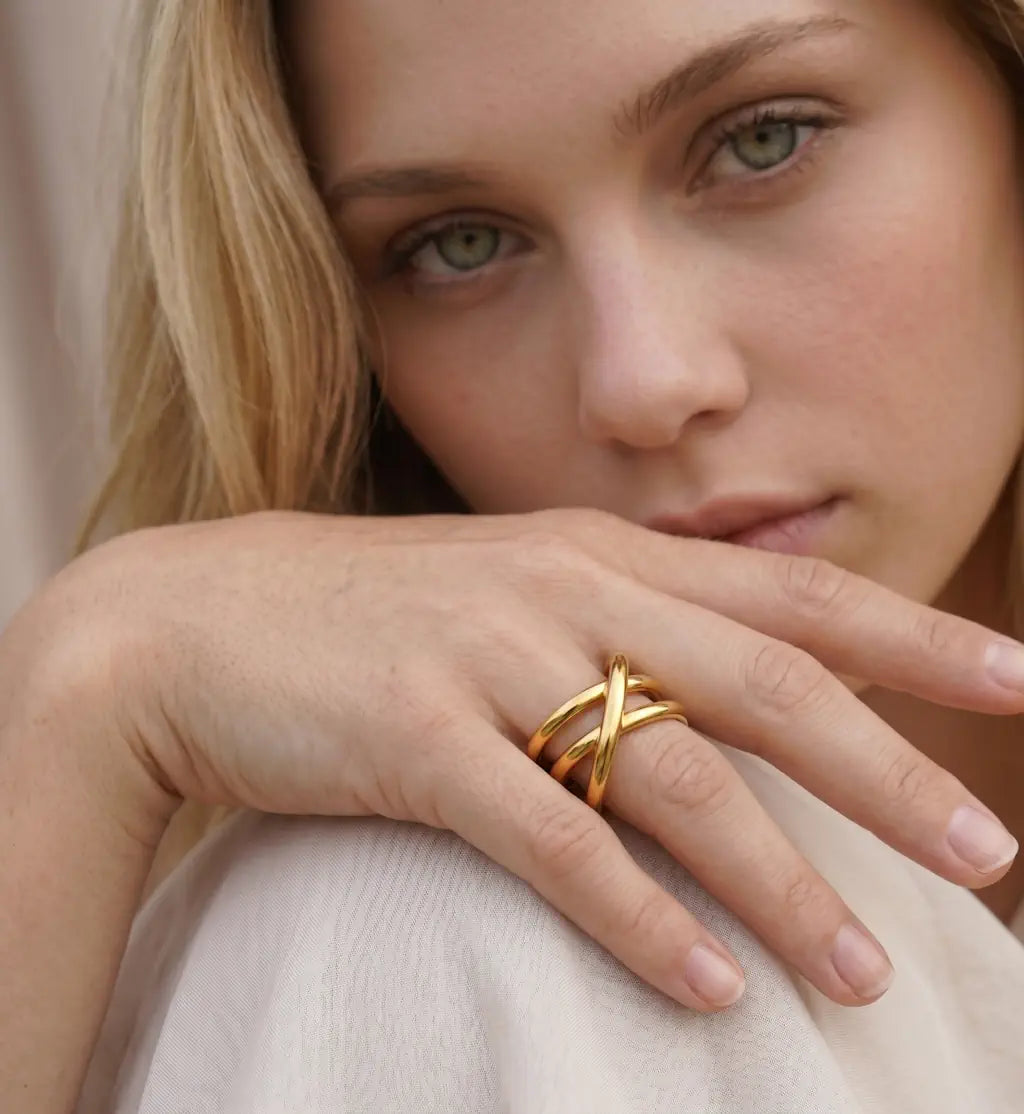 Camille-Schlichter Ring aus Edelstahl im Kombination-Look getragen an der Hand von René Rose Jewelry