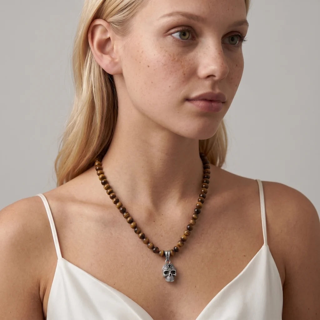 ALVARR SKULL – Großes silbernes Memento Mori Amulett an einer echten Naturperlen Kette getragen am Dekolleté von René Rose Jewelry
