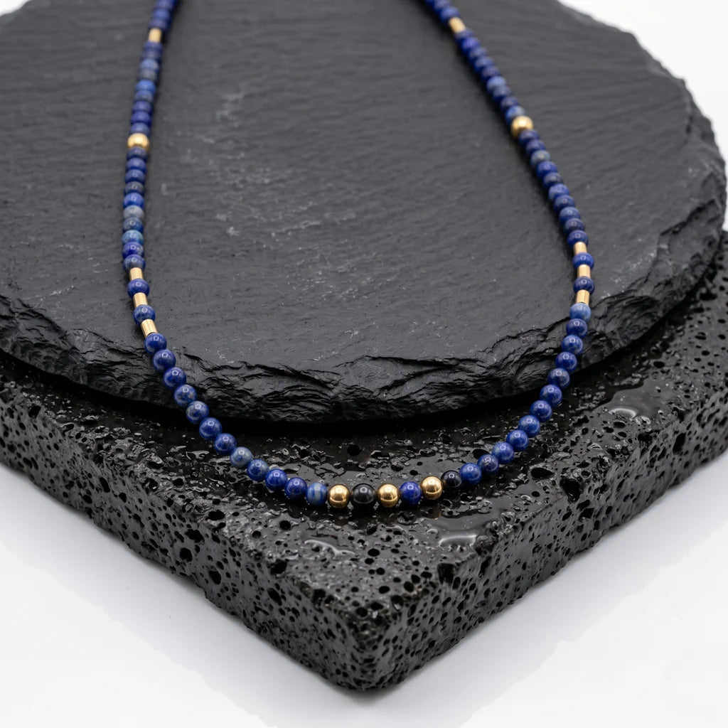 JUANA LAPIS – Exklusives Edelstein Collier mit blauem Lapislazuli aus 18k vergoldetem 925 Sterling Silber präsentiert auf dunkler Schieferplatte von René Rose Jewelry