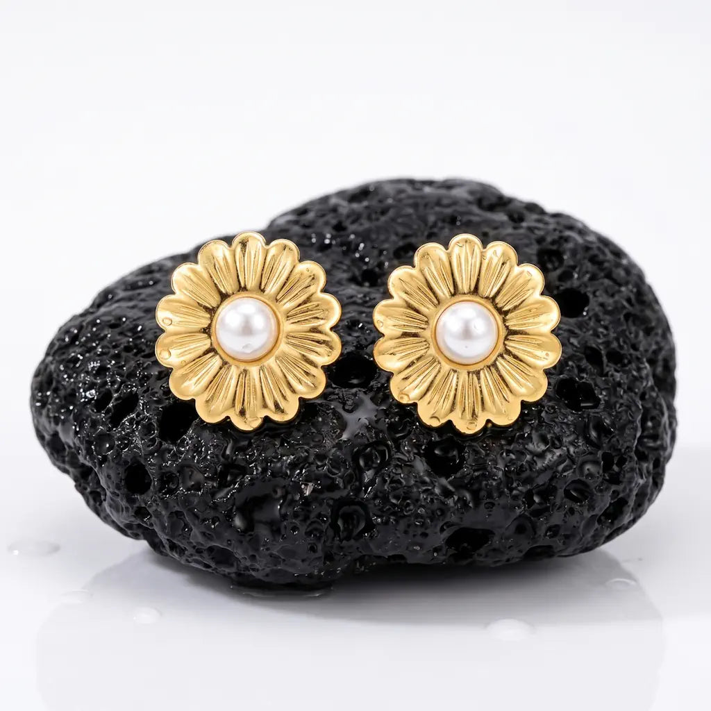 FIORE MAJESTIC – Große Blumen Ohrringe aus wasserfestem 316L Edelstahl präsentiert auf schwarzem Lavastein von René Rose Jewelry