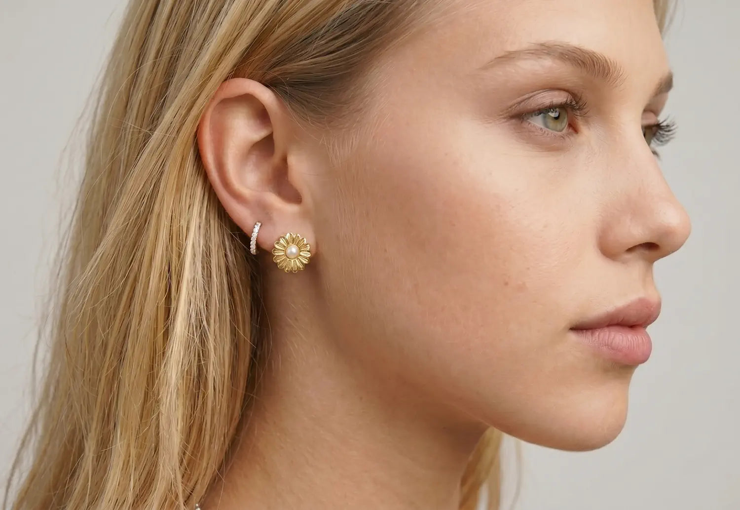 FIORE MAJESTIC – Breite Vintage Statement Ohrstecker mit 18k Vergoldung getragen am Ohr von René Rose Jewelry