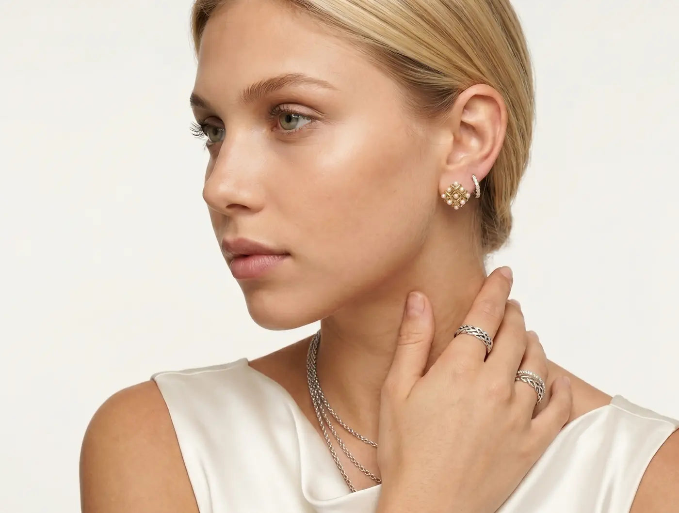 NTRECCIO PERLA – Breite goldene Ohrringe im Vintage Design mit 18k Vergoldung getragen am Ohr von René Rose Jewelry