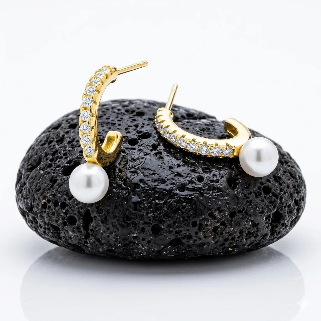 PATRICIA LUNA – Elegante Halbcreolen mit Perlmutt aus 14k vergoldetem 925 Sterling Silber präsentiert auf dunkler Schieferplatte von René Rose Jewelry