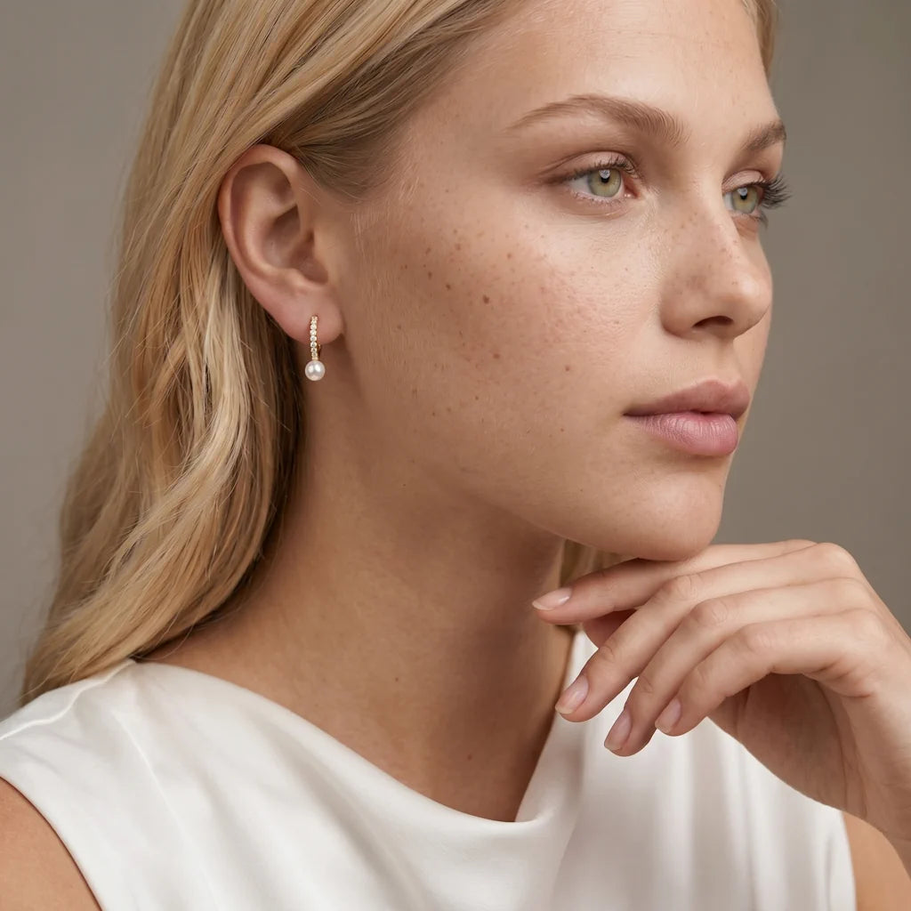 PATRICIA LUNA – Breite goldene Ohrringe im geometrischen Design getragen am Ohr von René Rose Jewelry