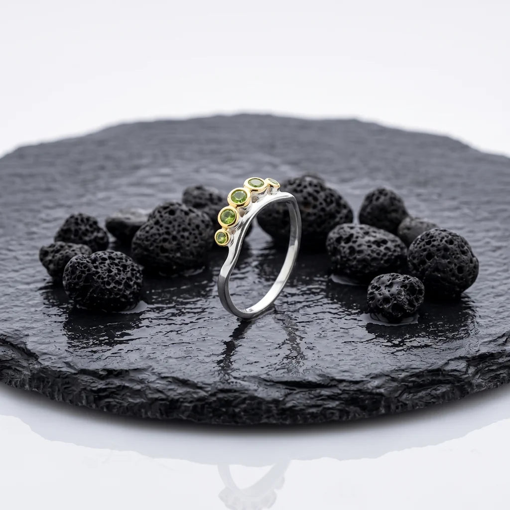 TIARA VERDE – Filigraner Kronen Ring mit grünem Stein aus 925 Sterling Silber präsentiert auf schwarzem Lavastein von René Rose Jewelry