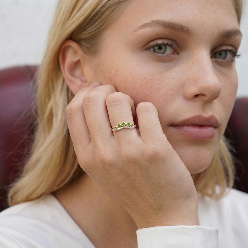 TIARA VERDE – Eleganter silberner Tiara Ring im königlichen Design getragen an der Hand von René Rose Jewelry