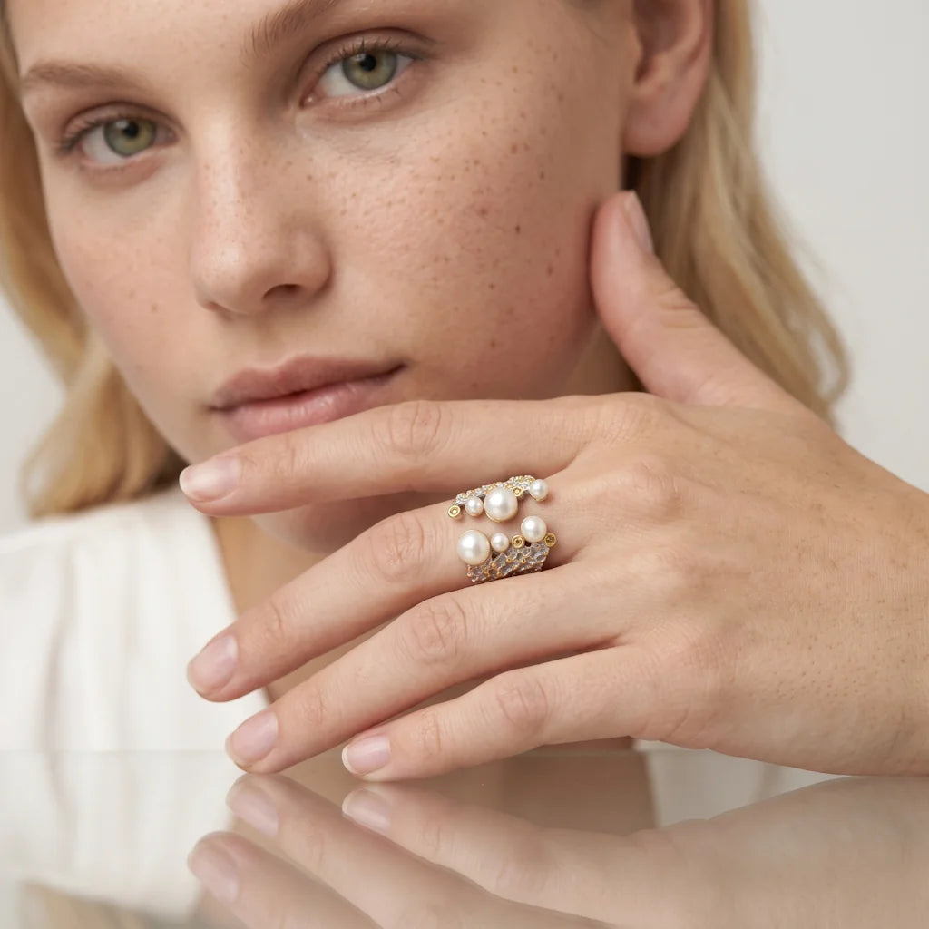 OANA PERLA – Opulenter offener Silberring im maritimen Korallen Design mit 22k Vergoldung getragen an der Hand von René Rose Jewelry