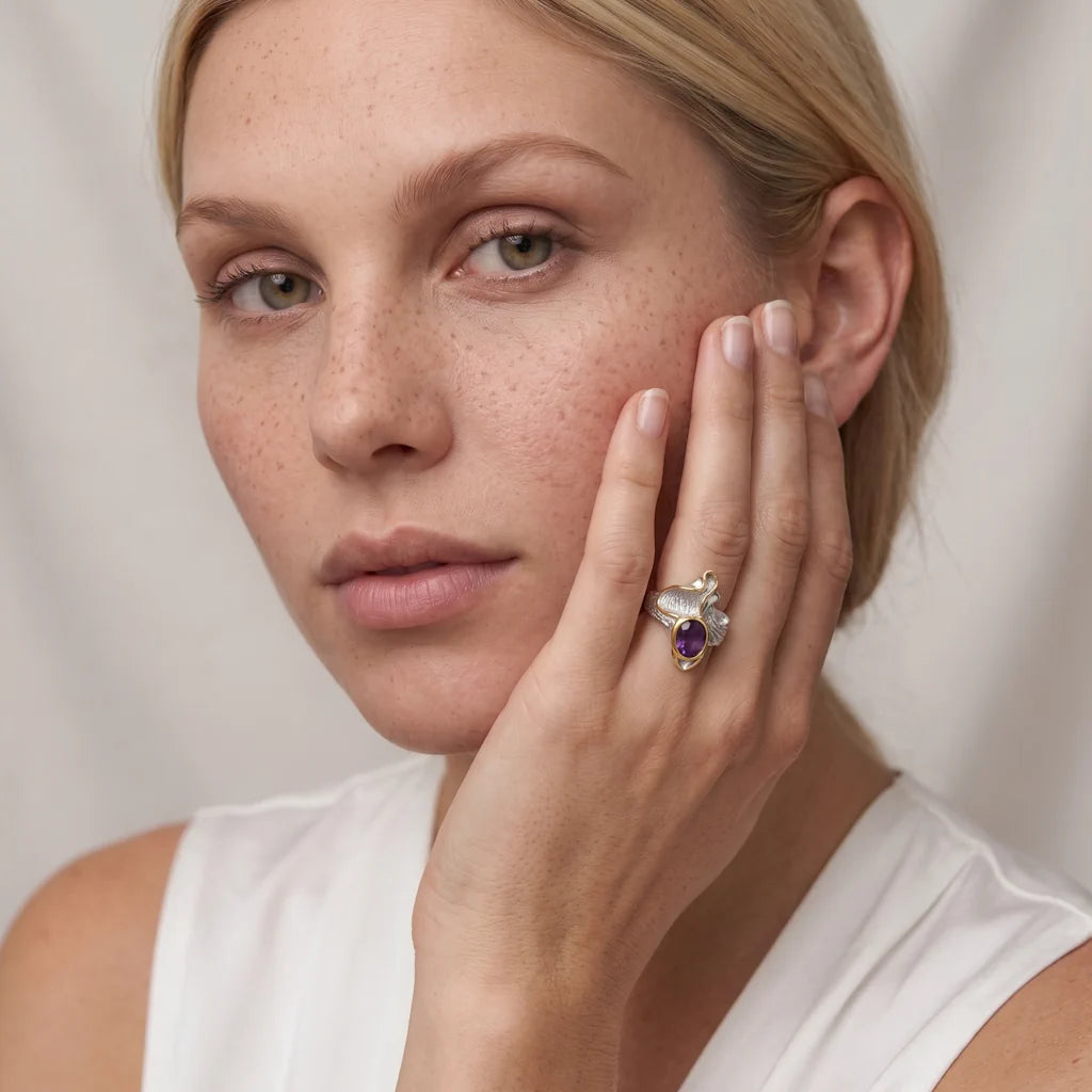 OANA RIDGE – Opulenter silberner Ring im asymmetrischen Wellen Design mit schwerer Vergoldung getragen an der Hand von René Rose Jewelry