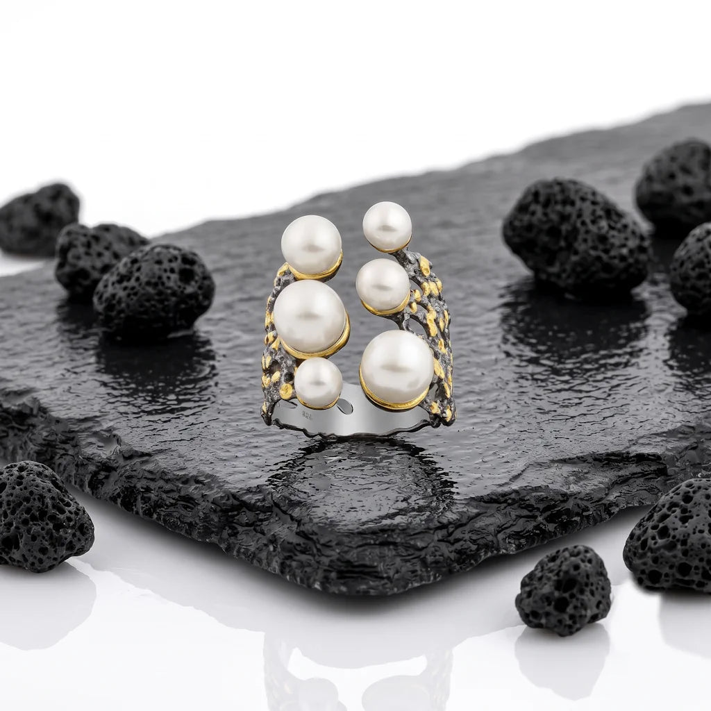 OANA TENEBRA – Breiter Bicolor Statement Ring mit echten Süßwasserperlen aus 925 Sterling Silber präsentiert auf schwarzem Lavastein von René Rose Jewelry