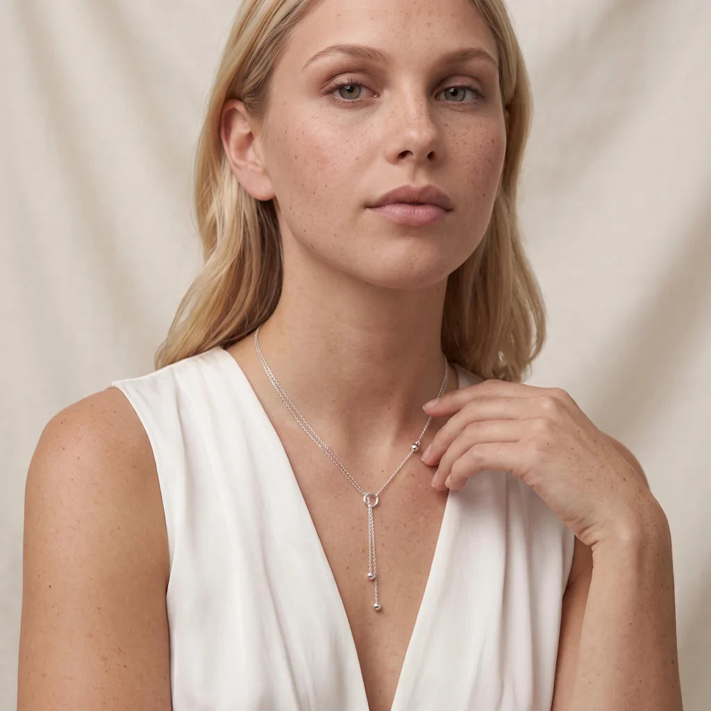 LUNA SPHERE – Elegante silberne Multi Layer Halskette im minimalistischen Kugel Design getragen am Dekolleté von René Rose Jewelry
