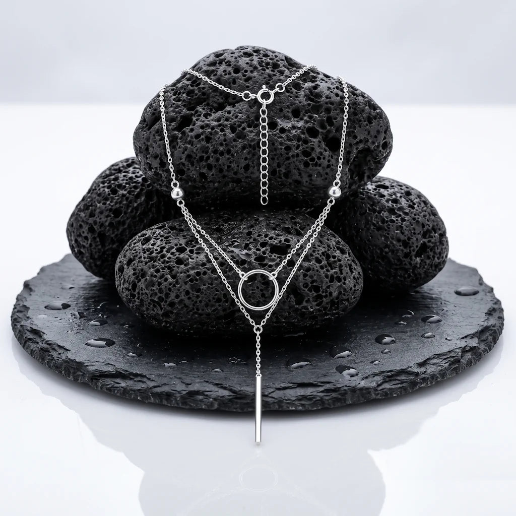 LUNA CIRCLE – Zweireihige Y Kette mit Kreis und Stab Anhänger aus 925 Sterling Silber präsentiert auf dunkler Schieferplatte von René Rose Jewelry