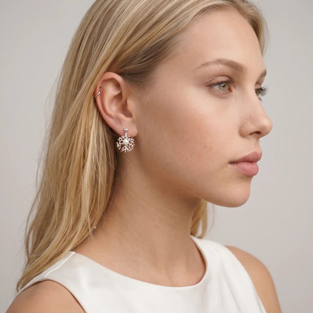 ARTEMIS Coral Ohrstecker – Elegante Perlenohrstecker im edlen Meeres Design mit 22k Roségold Vergoldung getragen am Ohr von René Rose Jewelry