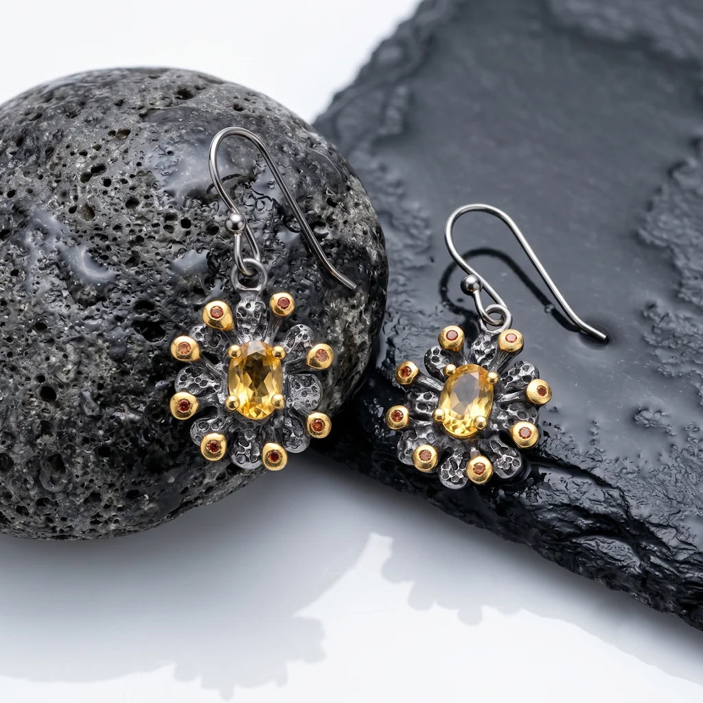 FIORE SOLARE – Exklusive Ohrhänger mit gelbem Citrin und Saphir aus 925 Sterling Silber präsentiert auf schwarzem Lavastein von René Rose Jewelry