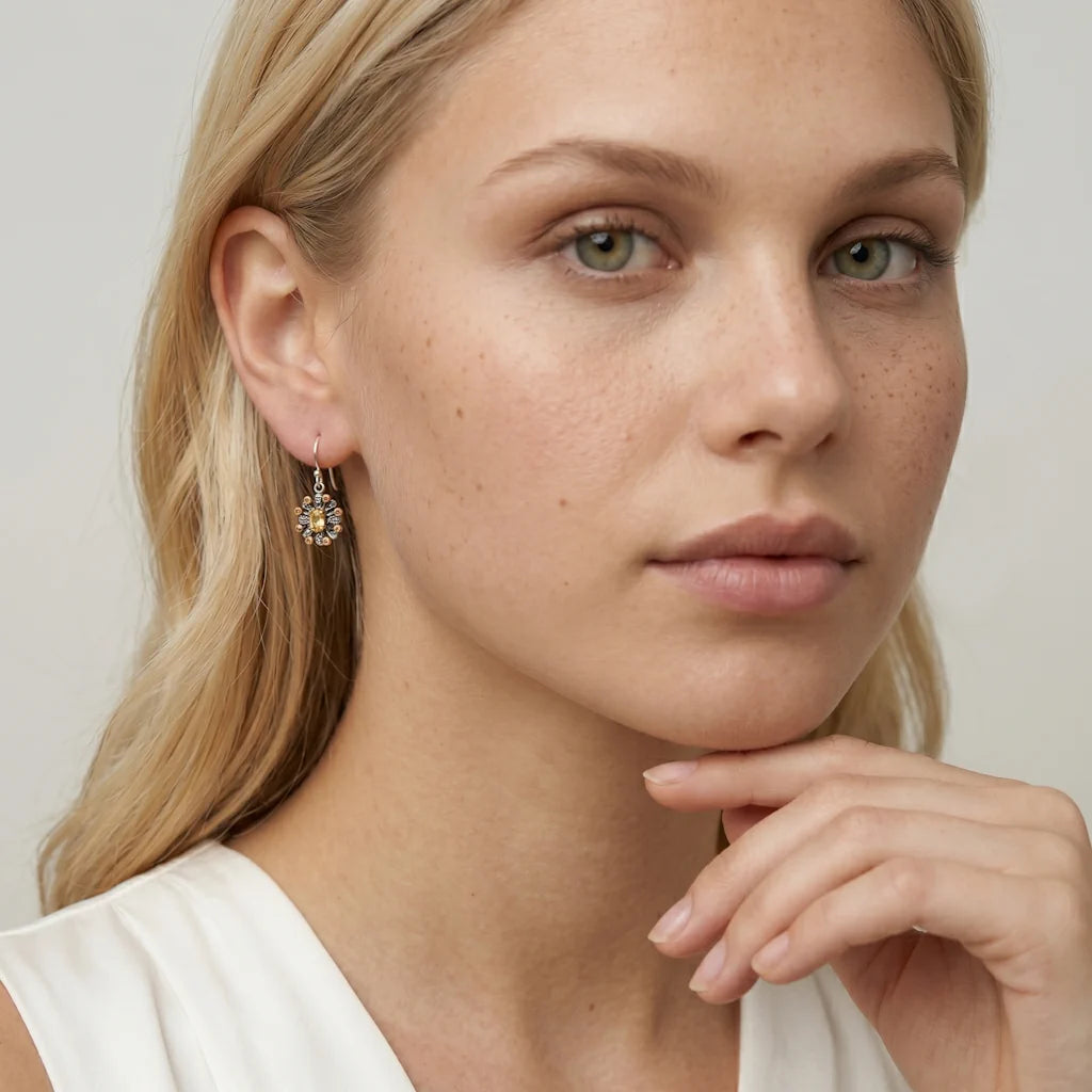 FIORE SOLARE – Lange goldene Statement Ohrringe mit echten Edelsteinen getragen am Ohr von René Rose Jewelry