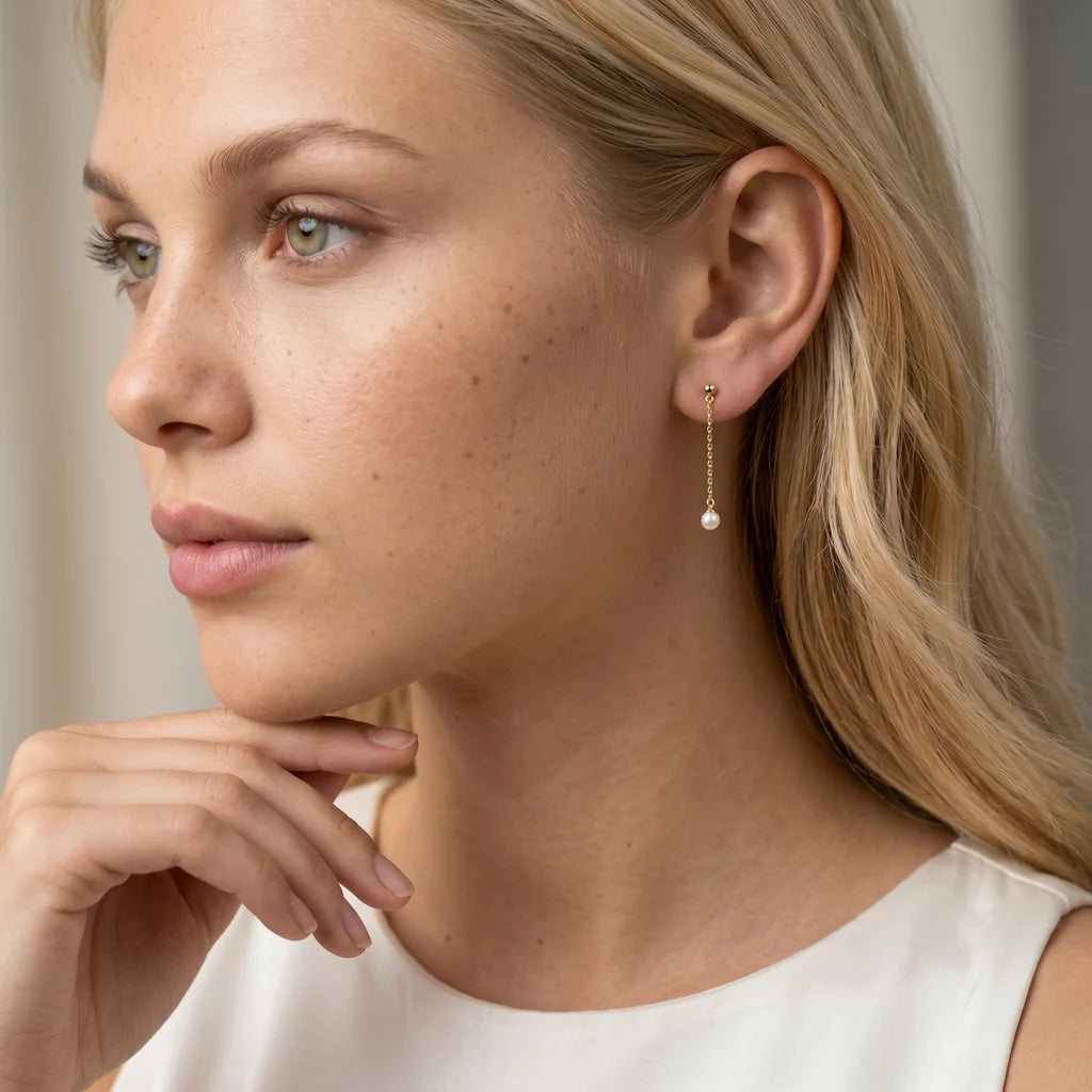 GEORGINA FILO PERLA – Filigrane goldene Ketten Ohrringe mit Perlen Element getragen am Ohr von René Rose Jewelry