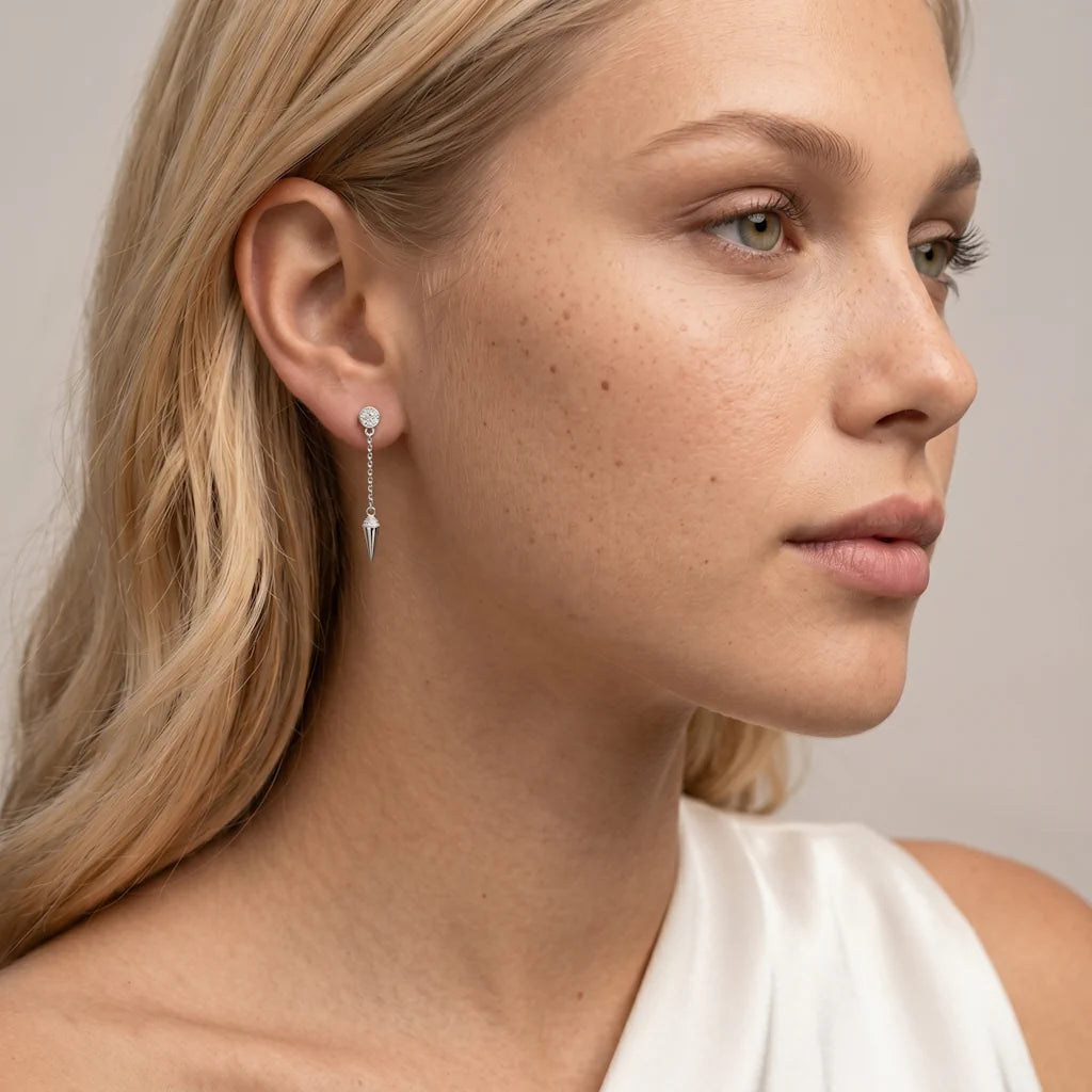LAJA SPIKE – Elegante silberne Drop Ohrringe im geometrischen Design getragen am Ohr von René Rose Jewelry