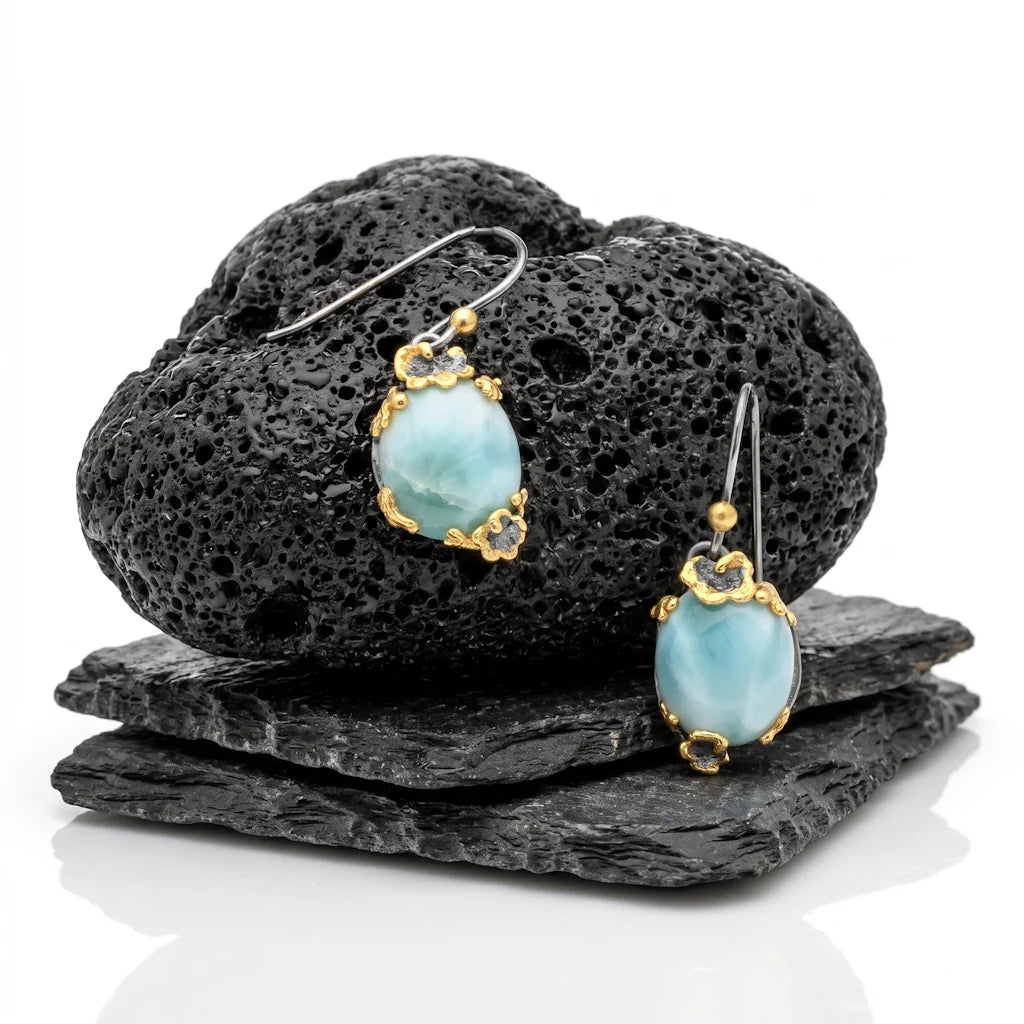 MARINA LARIMAR – Exklusive Ohrhänger mit hellblauen Larimar Edelsteinen aus 925 Sterling Silber präsentiert auf schwarzem Lavastein von René Rose Jewelry