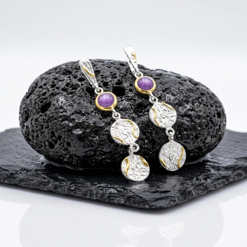 OANA MYSTIQUE – Exklusive Ohrhänger mit lila Amethyst Edelstein aus 925 Sterling Silber präsentiert auf schwarzem Lavastein von René Rose Jewelry