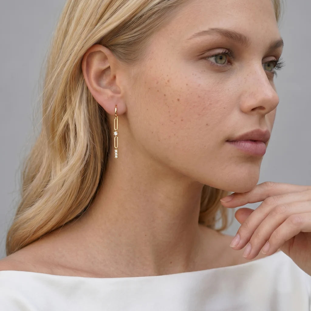 PAULINA LINK – Lange goldene Ketten Ohrhänger im Industrial Design getragen am Ohr von René Rose Jewelry
