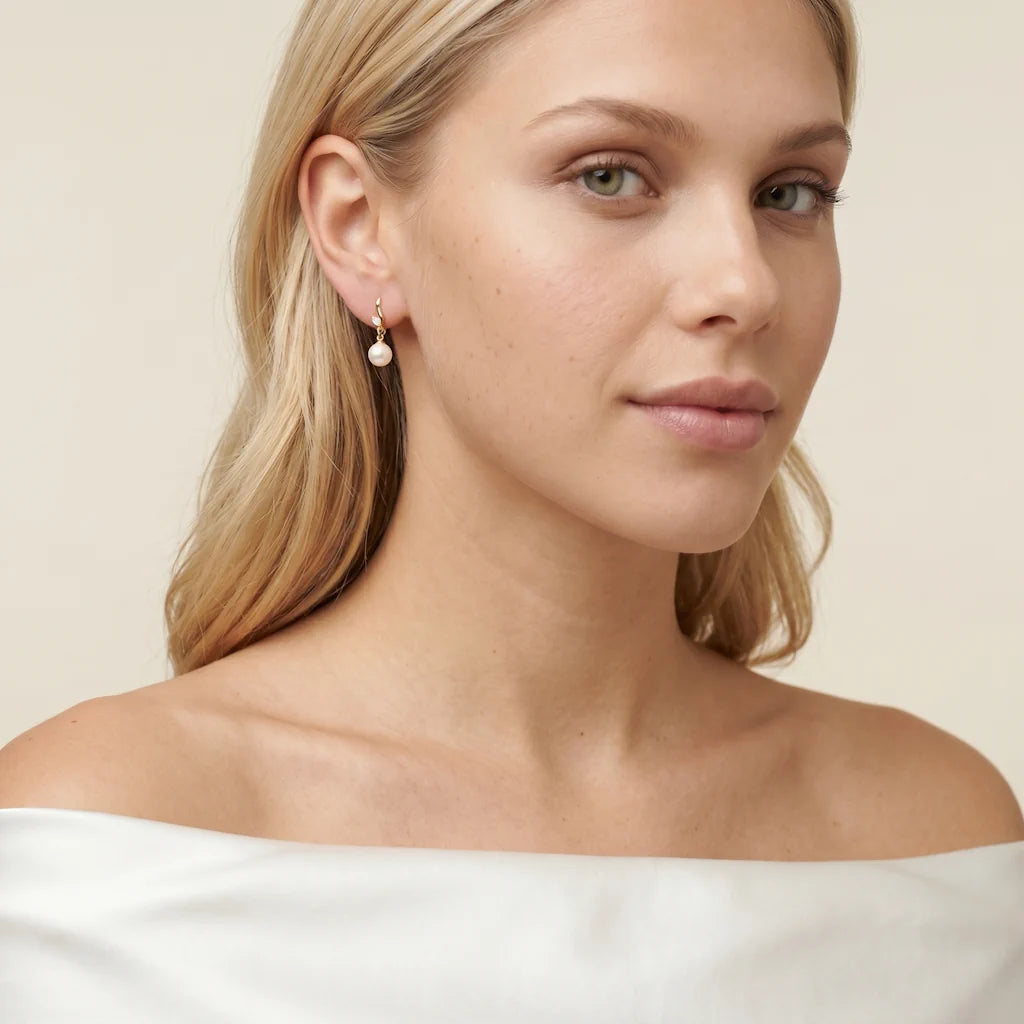 KENDALL ONDA – Elegante goldene Ohrringe in fließendem Design getragen am Ohr von René Rose Jewelry