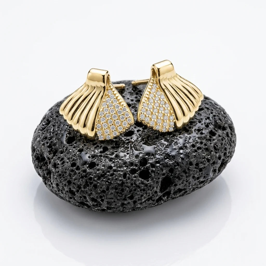 CONCHA REALE – Elegante Muschel Ohrringe im Fächer Design aus 14k vergoldetem 925 Sterling Silber präsentiert auf schwarzem Lavastein von René Rose Jewelry