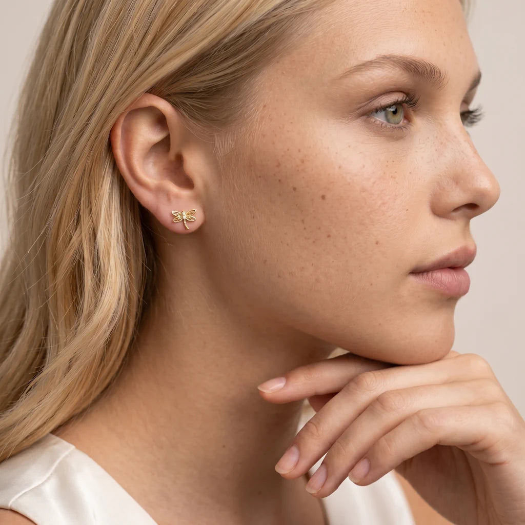 LIBELLULA BRILLANTE – Kleine goldene Ohrstecker mit feinem Natur Motiv getragen am Ohr von René Rose Jewelry