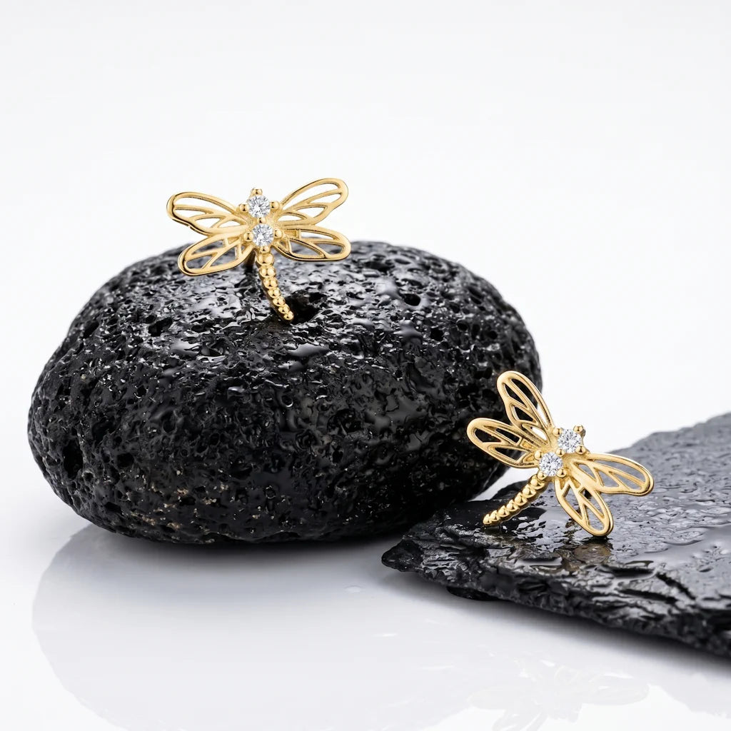 LIBELLULA BRILLANTE – Filigrane Libellen Ohrringe aus 14k vergoldetem 925 Sterling Silber präsentiert auf schwarzem Lavastein von René Rose Jewelry