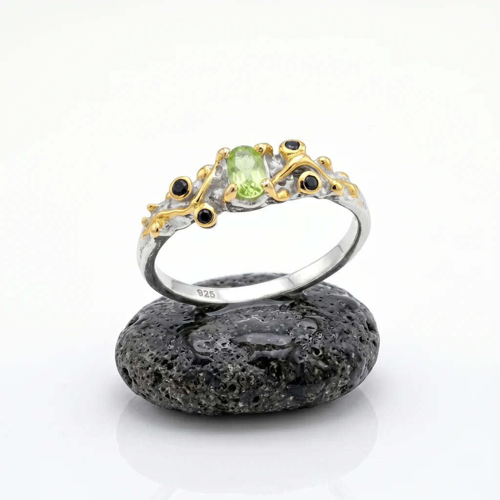 JARDIN NOBLESSE – Eleganter Solitär-Ring mit grünem Peridot Edelstein aus 925 Sterling Silber präsentiert auf schwarzem Lavastein von René Rose Jewelry