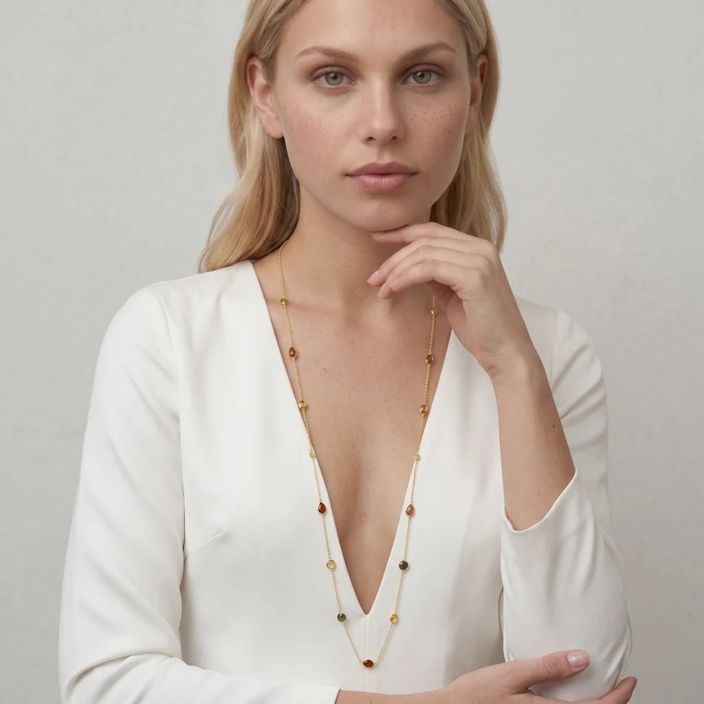 LAGERTHA PASTELL – Elegantes langes Sautoir Collier im pastellfarbenen Design mit 18k Vergoldung getragen am Dekolleté von René Rose Jewelry