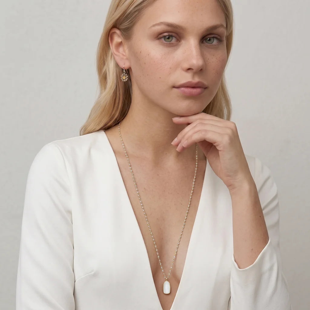 OANA MYSTIQUE – Elegantes langes Statement Collier mit echtem Naturstein Anhänger und 18k Vergoldung getragen am Dekolleté von René Rose Jewelry