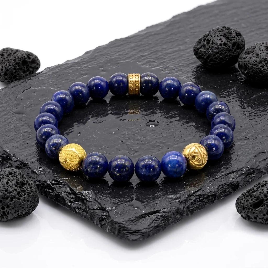 AURELIA LAPIS – Exklusives Edelstein Armband mit blauen Lapislazuli Perlen aus 18k vergoldetem 925 Sterling Silber präsentiert auf dunkler Schieferplatte von René Rose Jewelry