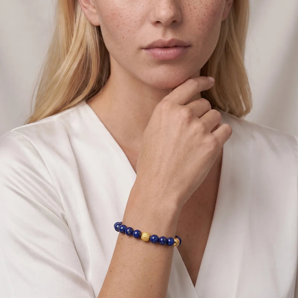 AURELIA LAPIS – Elegantes goldenes Perlenarmband mit blauem Naturstein getragen am Handgelenk von René Rose Jewelry