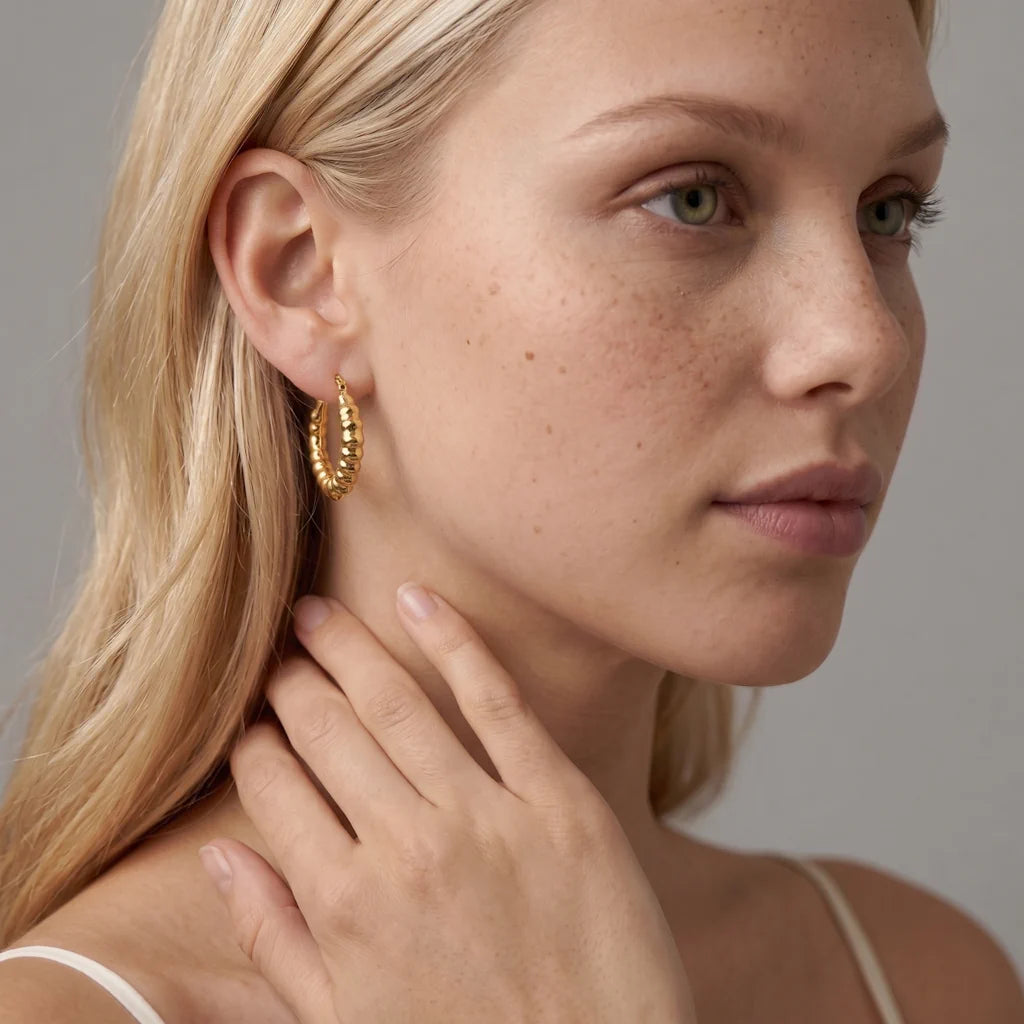 MARIE BAMBOO – Breite goldene Chunky Ohrringe im organischen Gadroon Design getragen am Ohr von René Rose Jewelry