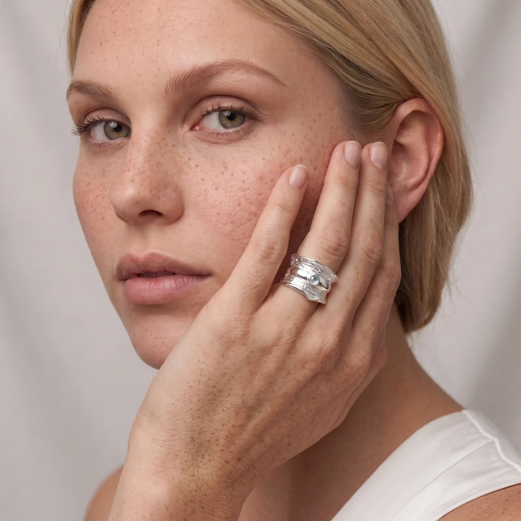 FENNA GLACIER – Opulenter silberner Bandring im organischen Eis und Borken Design getragen an der Hand von René Rose Jewelry