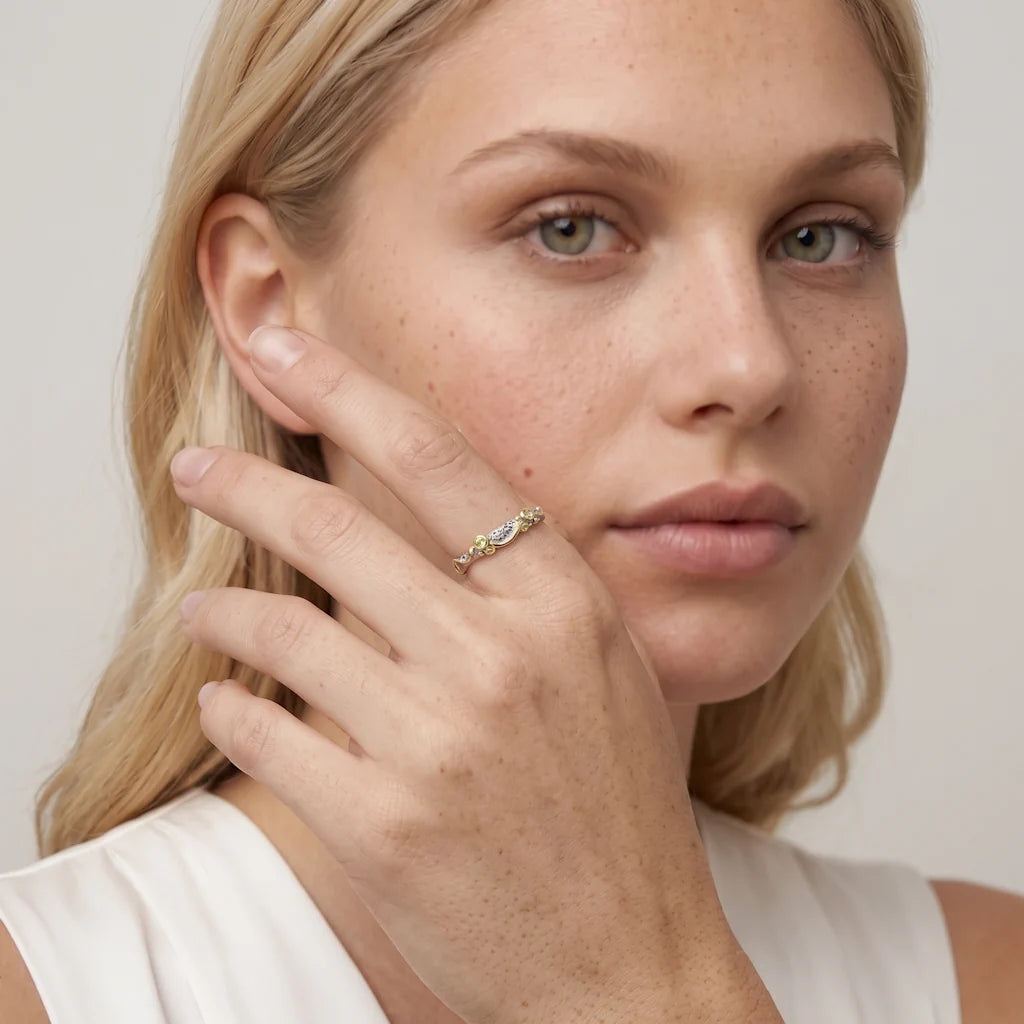 LIVIA PERIDOT – Opulenter silberner Ring im organischen Borken Design mit schwerer Vergoldung getragen an der Hand von René Rose Jewelry