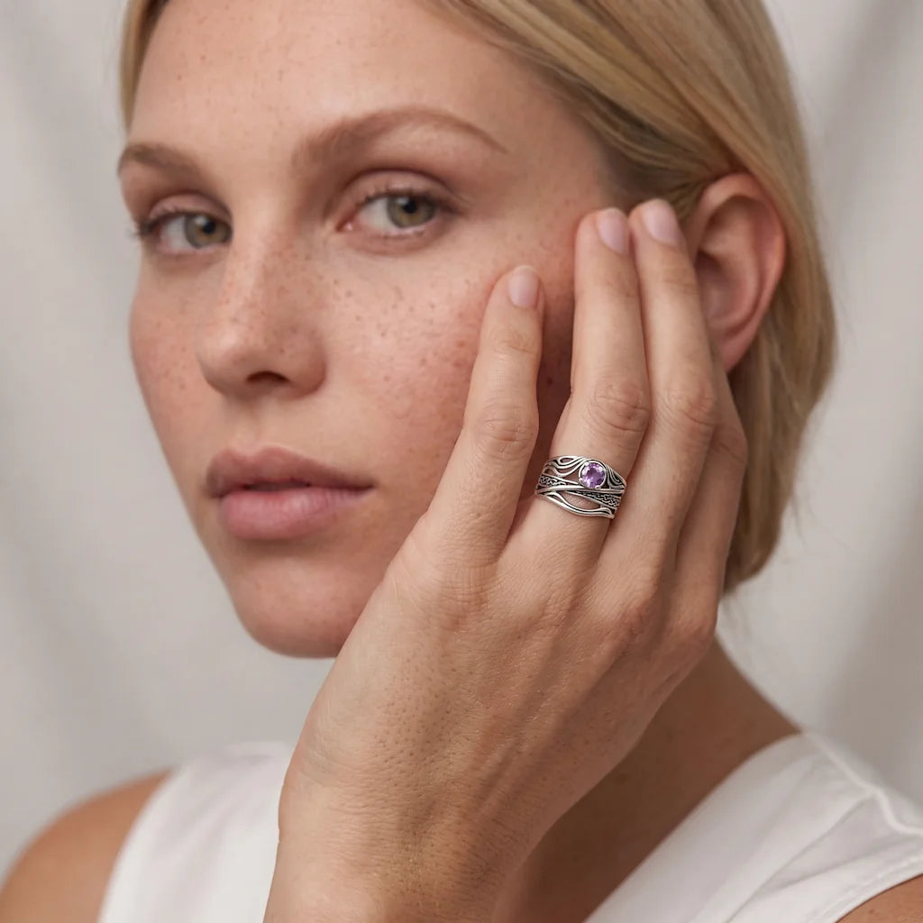 SUNNIVA AMETHYST – Opulenter silberner Bypass Ring im nordischen Flecht Design mit lila Stein getragen an der Hand von René Rose Jewelry
